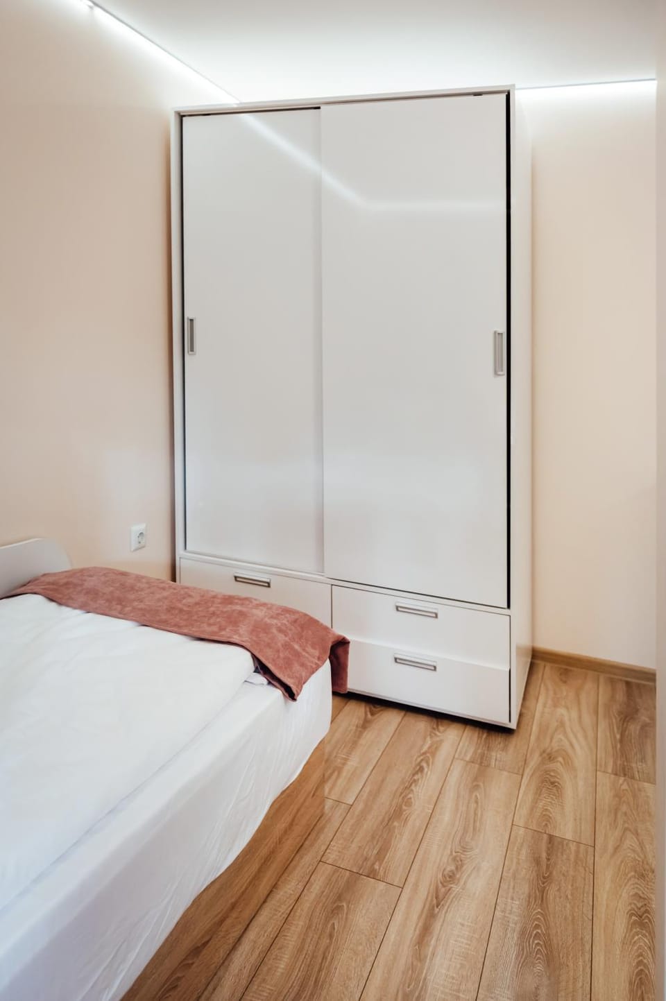 Bed, Photo of the whole room, wardrobe