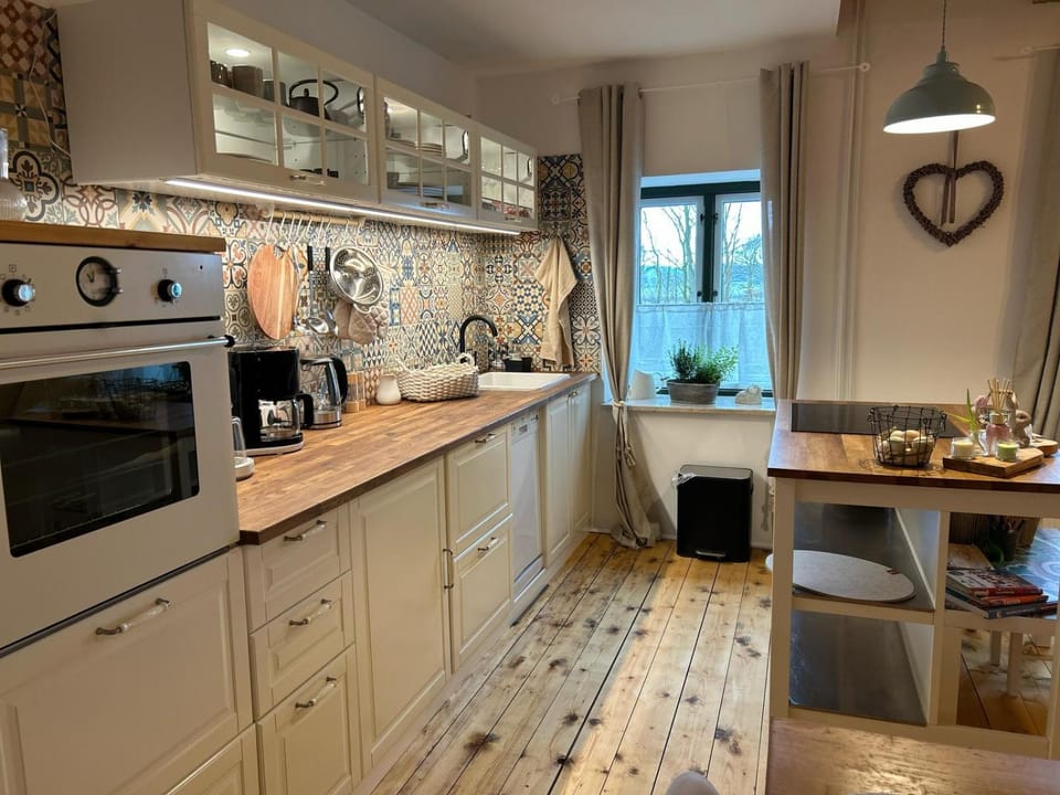 Coffee/tea facilities, Kitchen or kitchenette, Dining area, dishwasher, oven, stove, toaster
