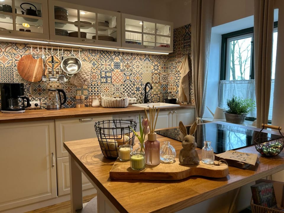 Coffee/tea facilities, Kitchen or kitchenette, Food and drinks, Dining area, Food, stove, toaster