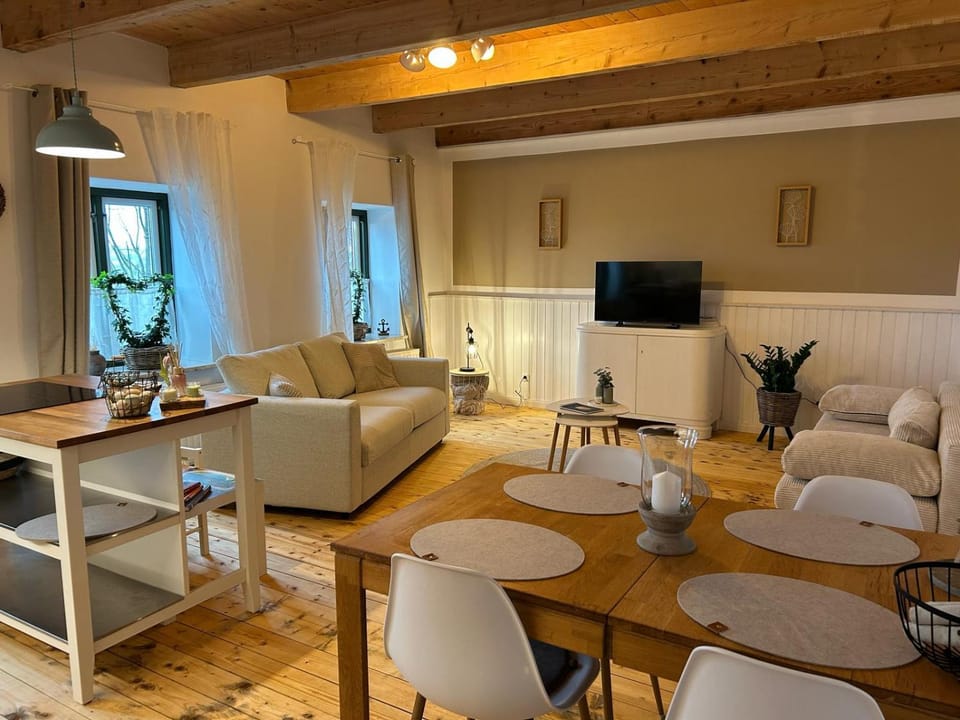 Communal lounge/ TV room, TV and multimedia, Living room, Seating area, Evening entertainment