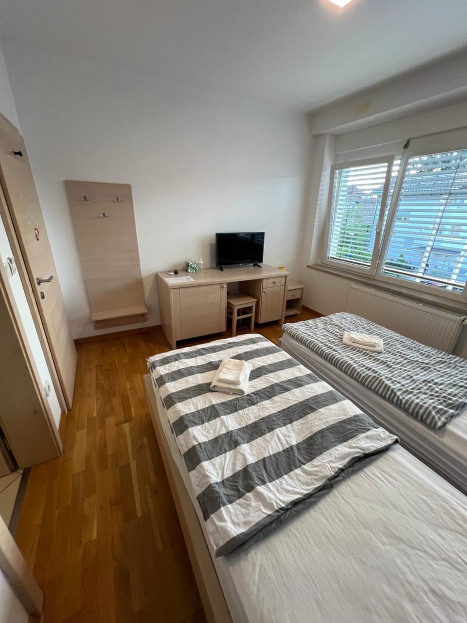 Bed, TV and multimedia, Photo of the whole room, Bedroom, towels, wardrobe