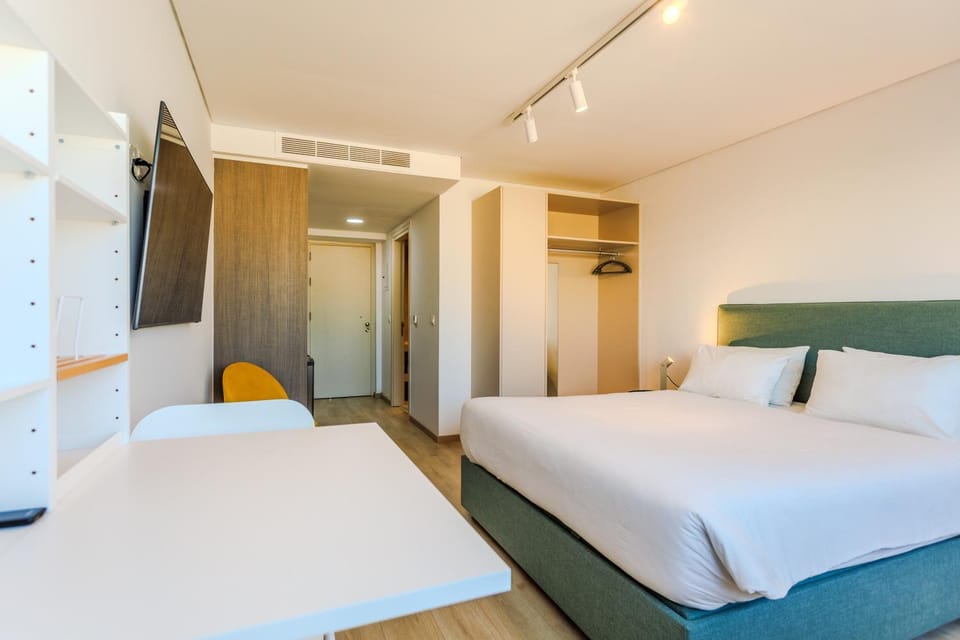 Bed, TV and multimedia, Bedroom, air conditioner