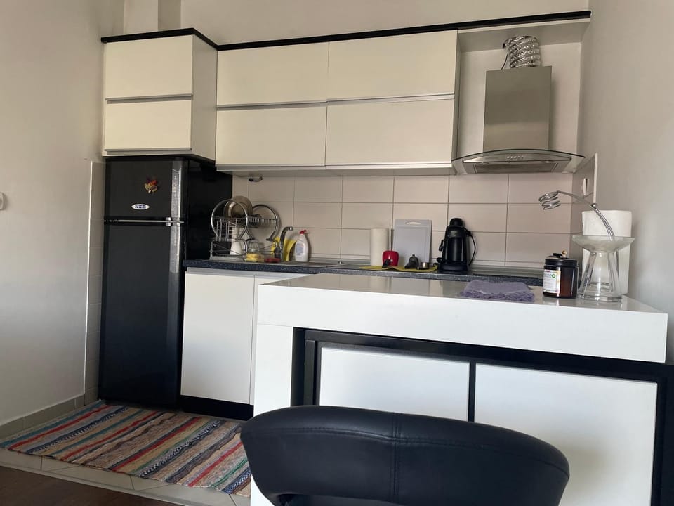 Kitchen or kitchenette, Dining area, minibar