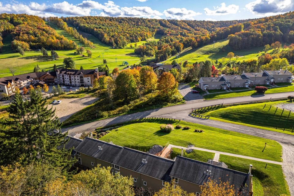 Updated townhome - Walk to Holiday Valley House in Ellicottville