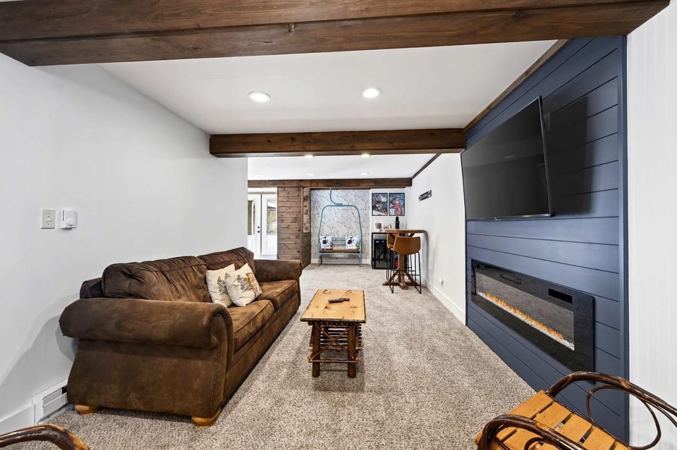 Updated townhome - Walk to Holiday Valley House in Ellicottville