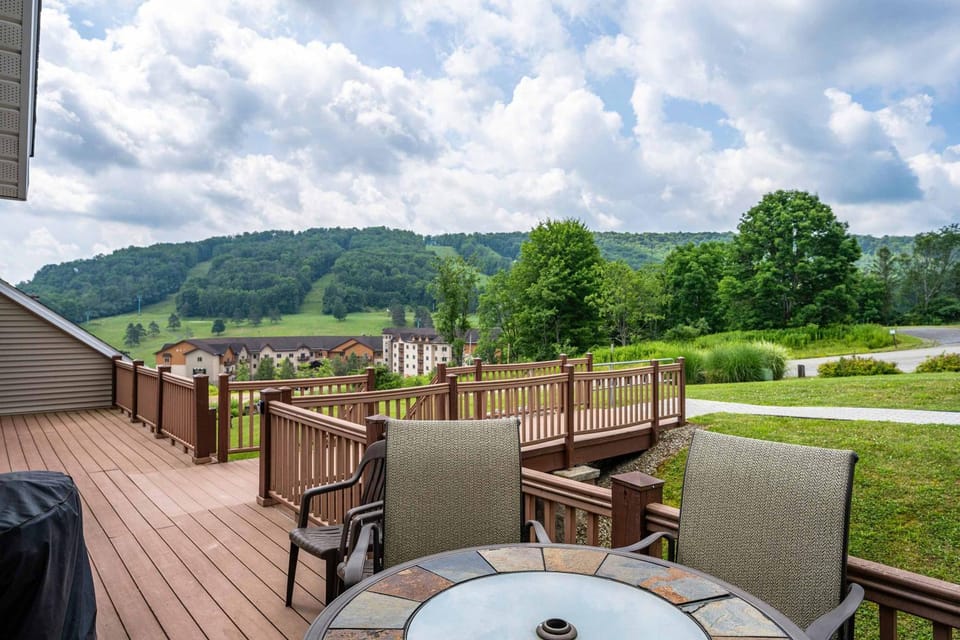 Updated townhome - Walk to Holiday Valley House in Ellicottville
