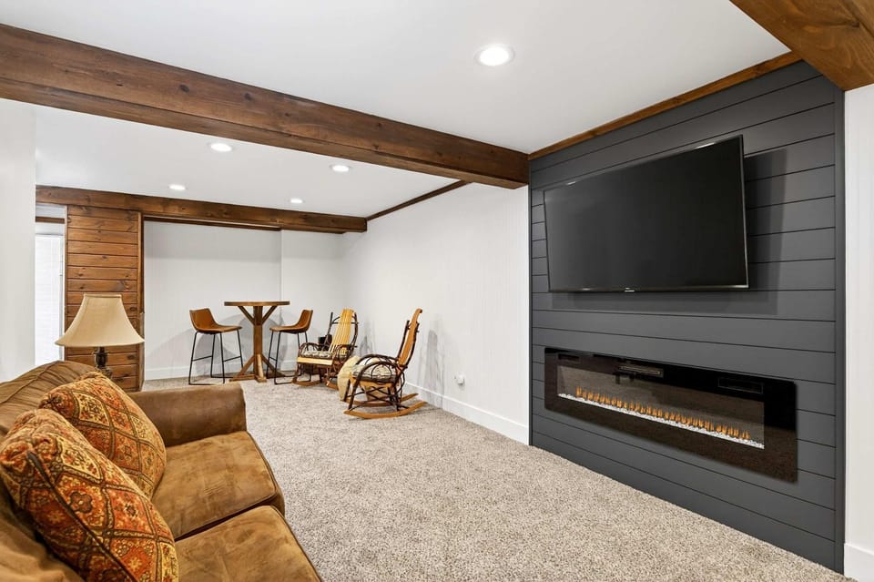 Updated townhome - Walk to Holiday Valley House in Ellicottville
