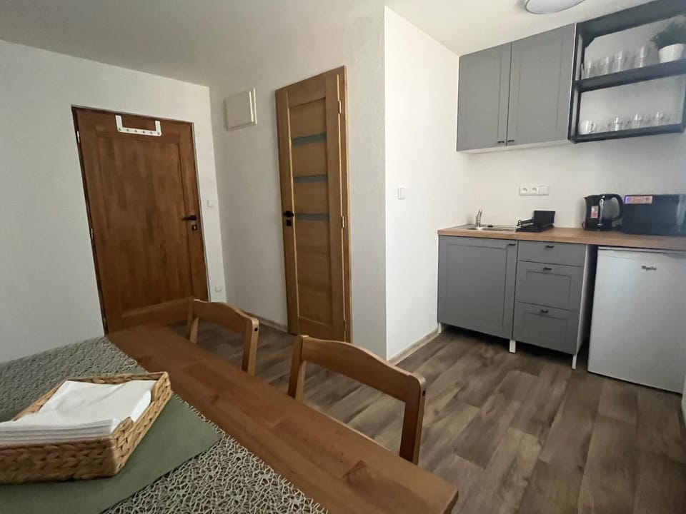 Kitchen or kitchenette, microwave, stove