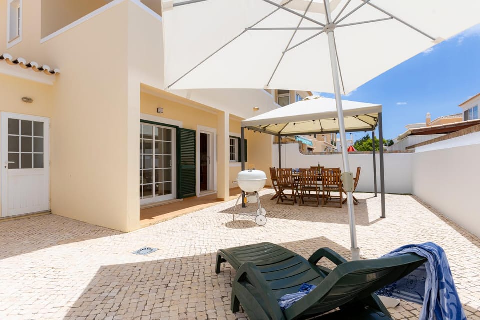 Property building, Patio, Dining area, sunbed