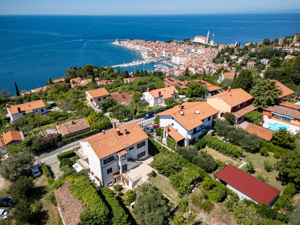 Property building, Nearby landmark, Day, Neighbourhood, Natural landscape, Bird's eye view, Beach, City view, Sea view, Street view, Location