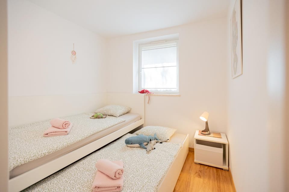 Bed, Bedroom, towels