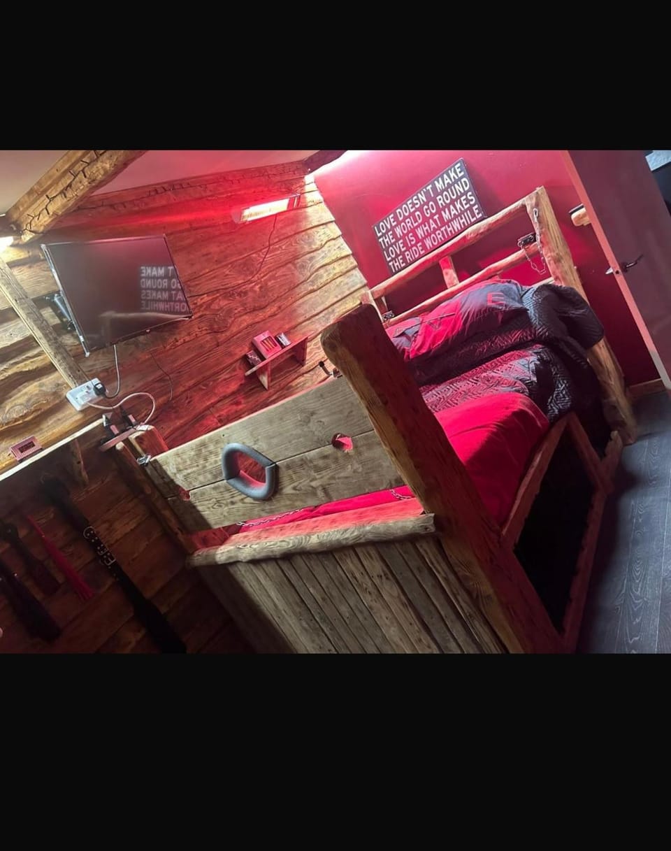 Discreet Kinks Apartment in Newport