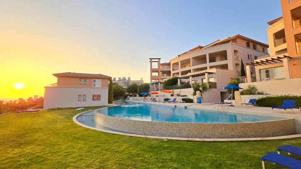 Property building, Spring, Day, Garden, Garden view, Pool view, Swimming pool, sunbed