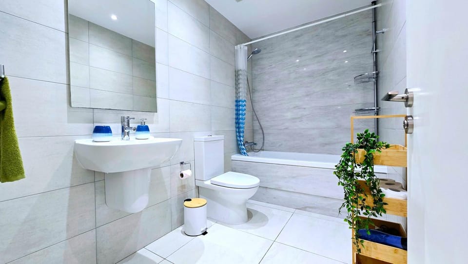 Shower, Toilet, Bathroom, Bath, bidet, towels