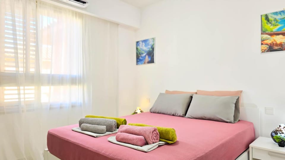 Bed, Photo of the whole room, Bedroom, towels