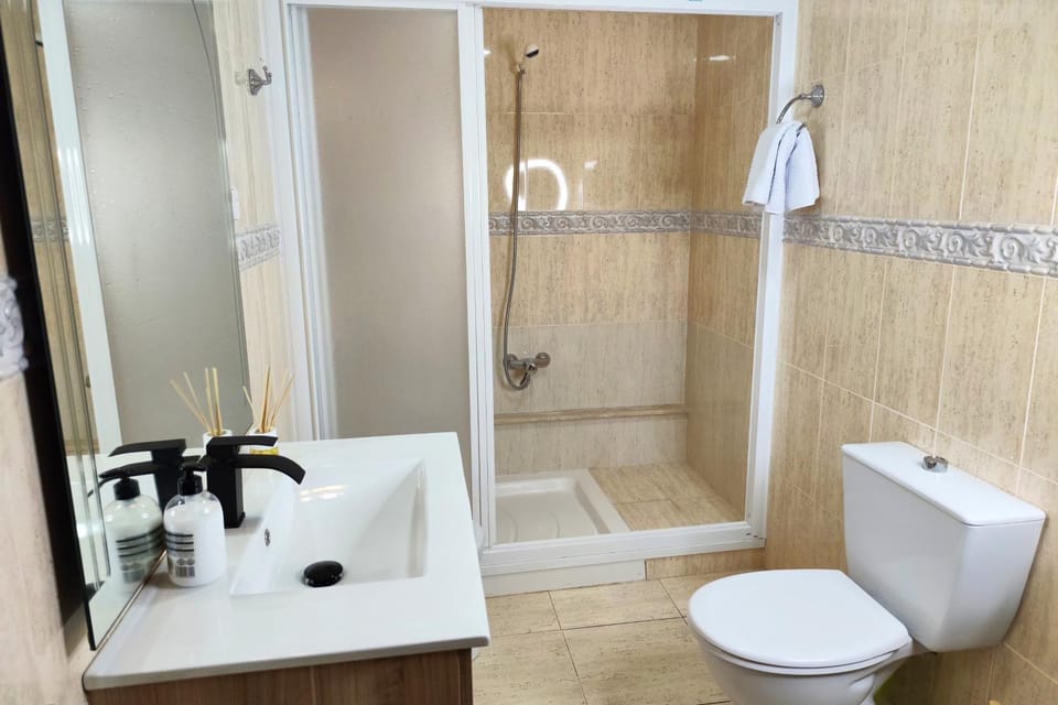 Shower, Toilet, Bathroom, towels