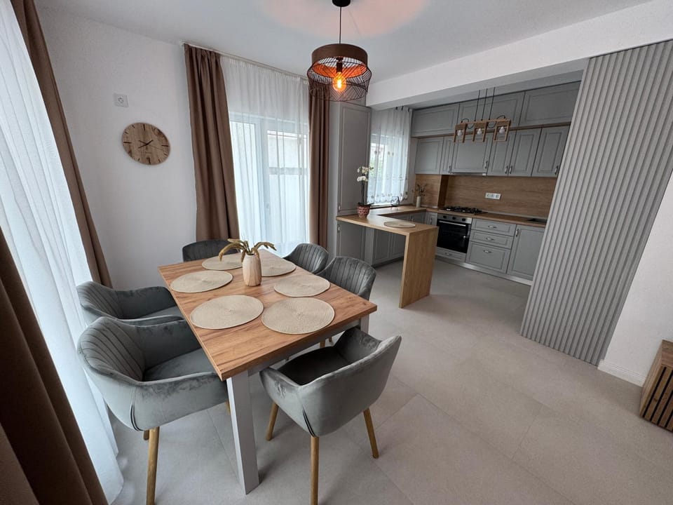 Kitchen or kitchenette, Dining area, stove