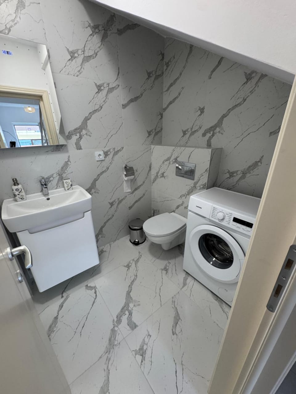 Toilet, Bathroom, washing machine