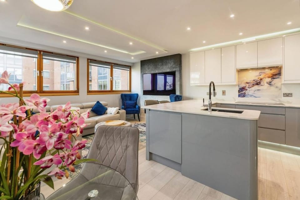 Kitchen or kitchenette, Living room, minibar