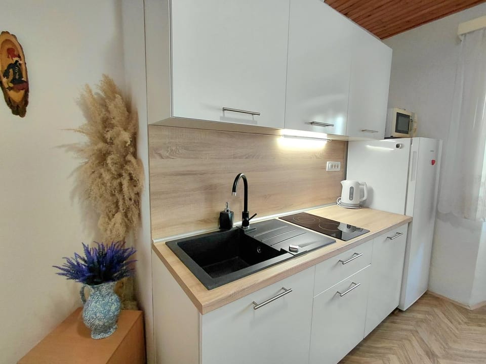 Kitchen or kitchenette, microwave, stove
