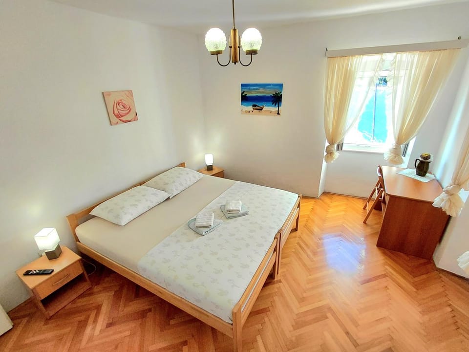Bed, TV and multimedia, Photo of the whole room, Seating area, Bedroom, towels