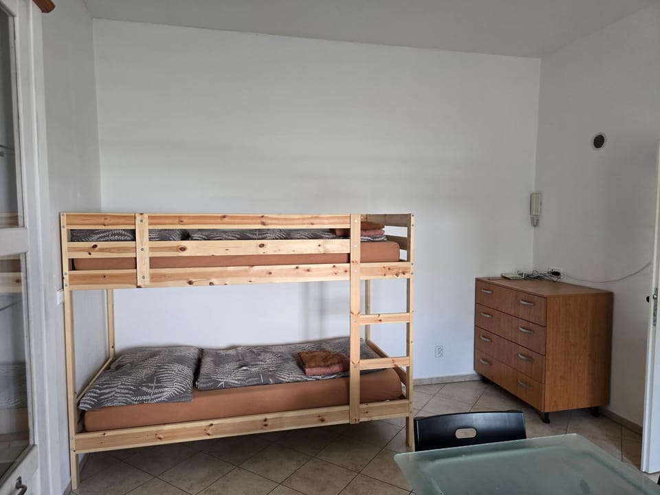 Bedroom, bunk bed