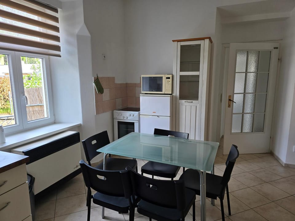 Kitchen or kitchenette, Dining area, stove