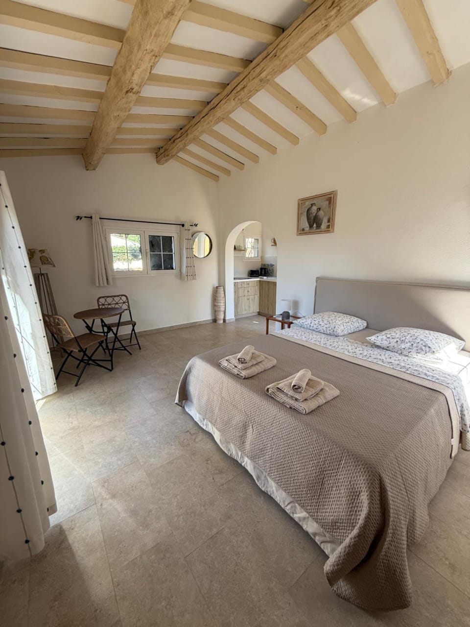 Bed, Photo of the whole room, Dining area, Bedroom, towels