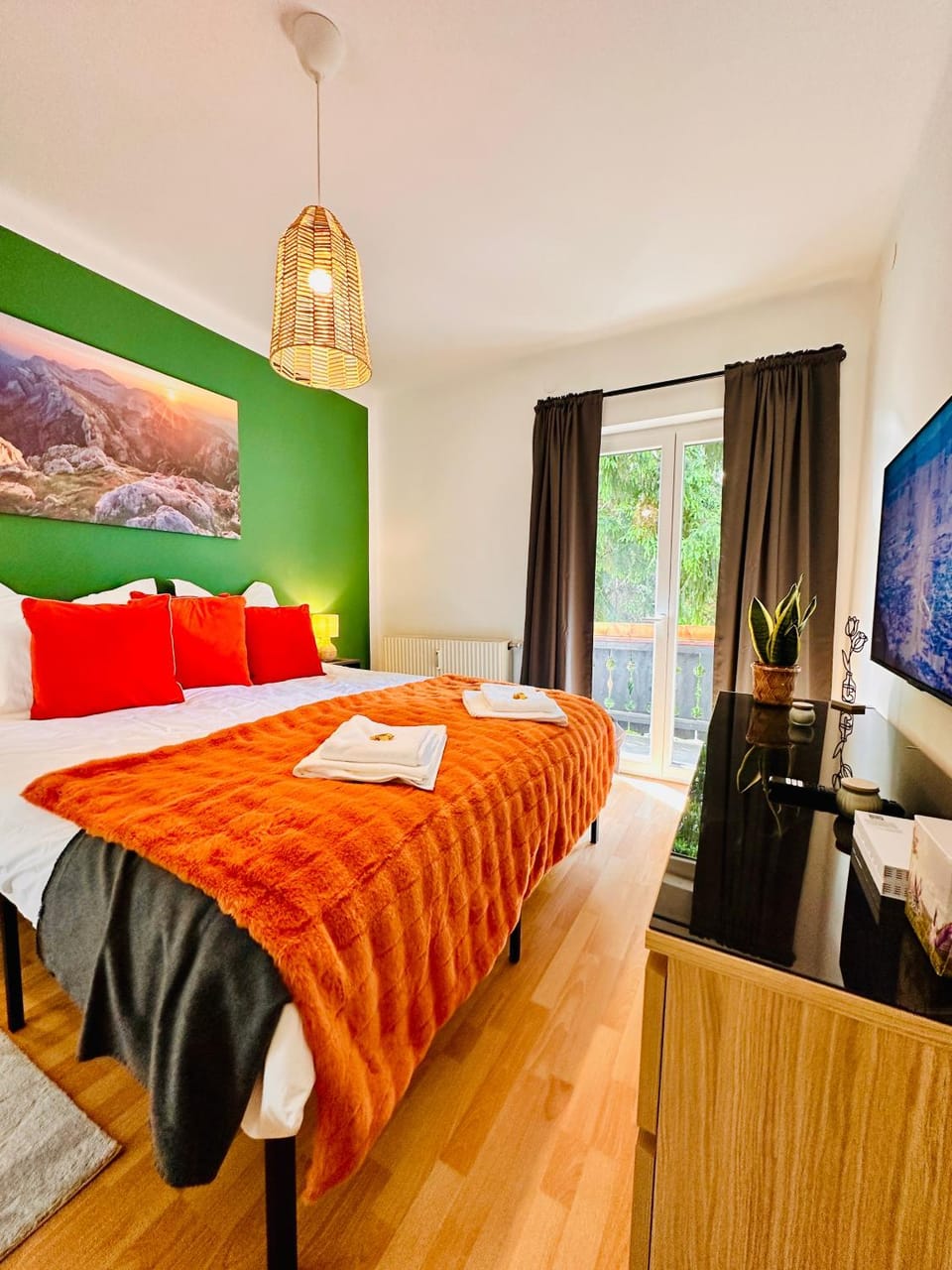 Bed, TV and multimedia, Bedroom