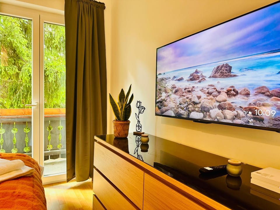 Bed, TV and multimedia, Bedroom