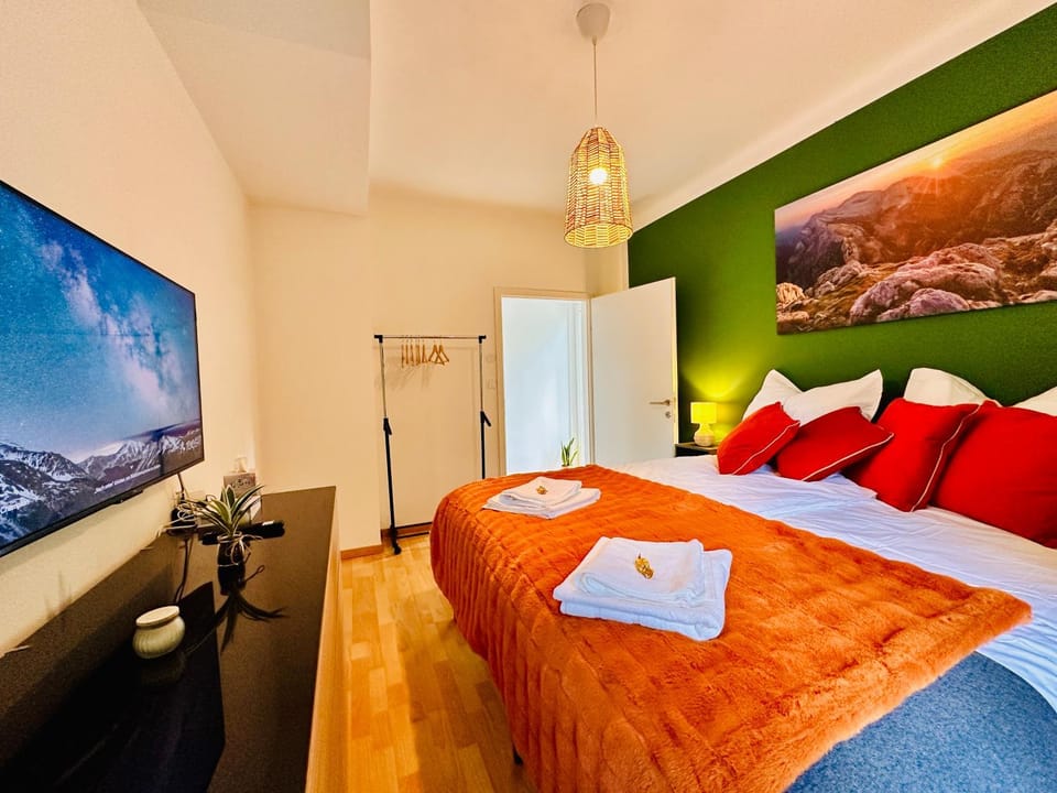 Bed, TV and multimedia, Bedroom