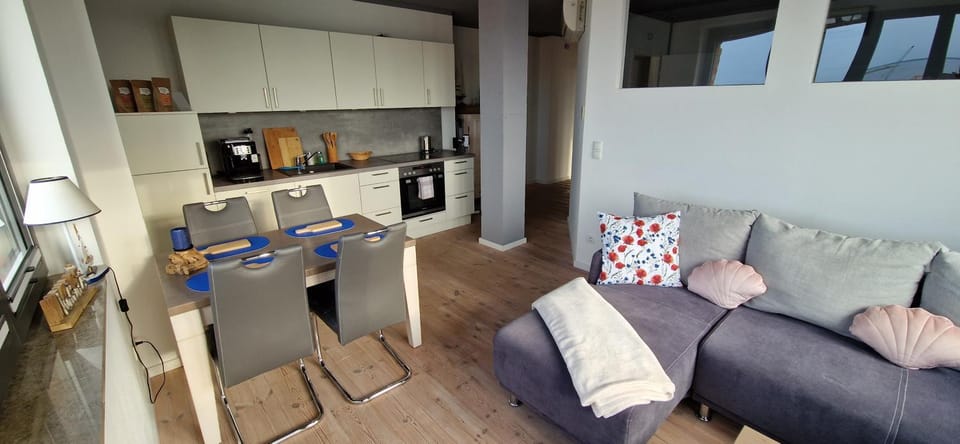 Kitchen or kitchenette, Living room, Seating area, Dining area