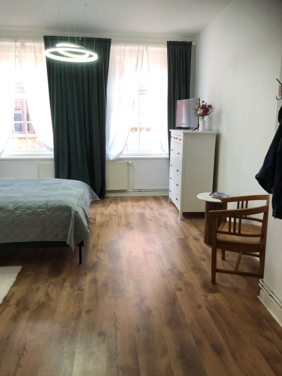 TV and multimedia, Photo of the whole room, Bedroom