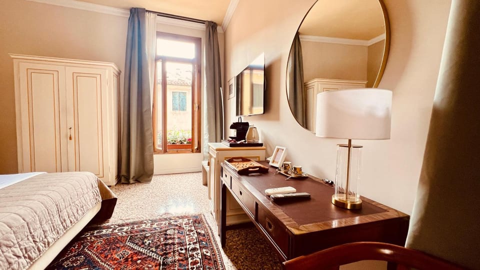 Bedroom, minibar