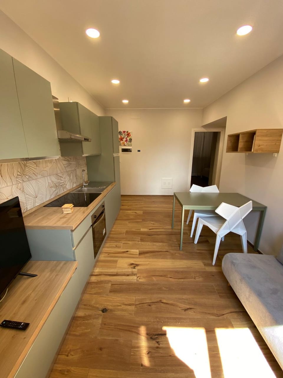 Kitchen or kitchenette, Dining area, oven, stove