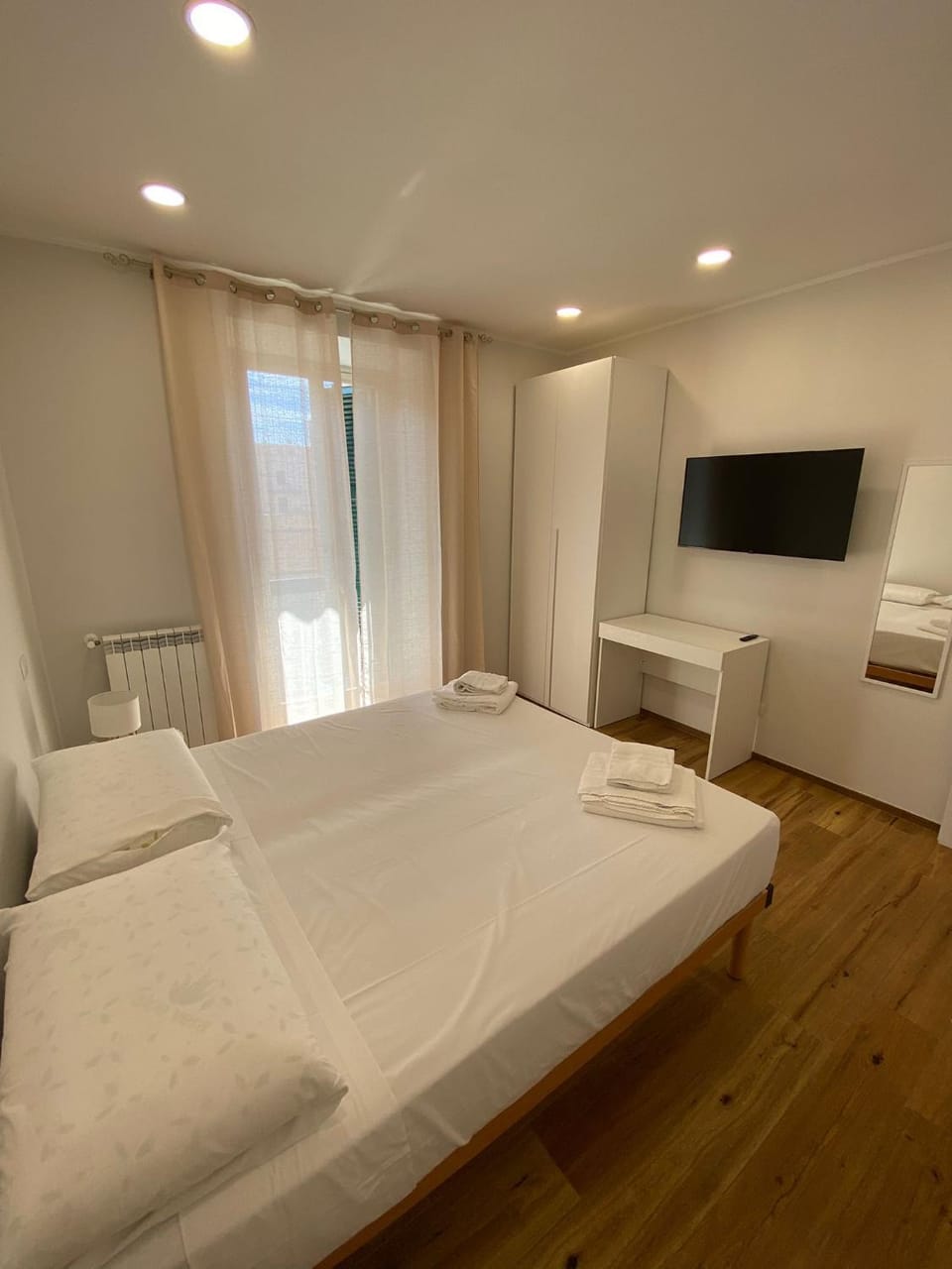 Bed, TV and multimedia, Photo of the whole room, Bedroom