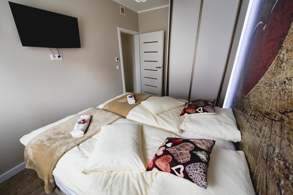 Bed, TV and multimedia, Photo of the whole room, Bedroom, towels, wardrobe