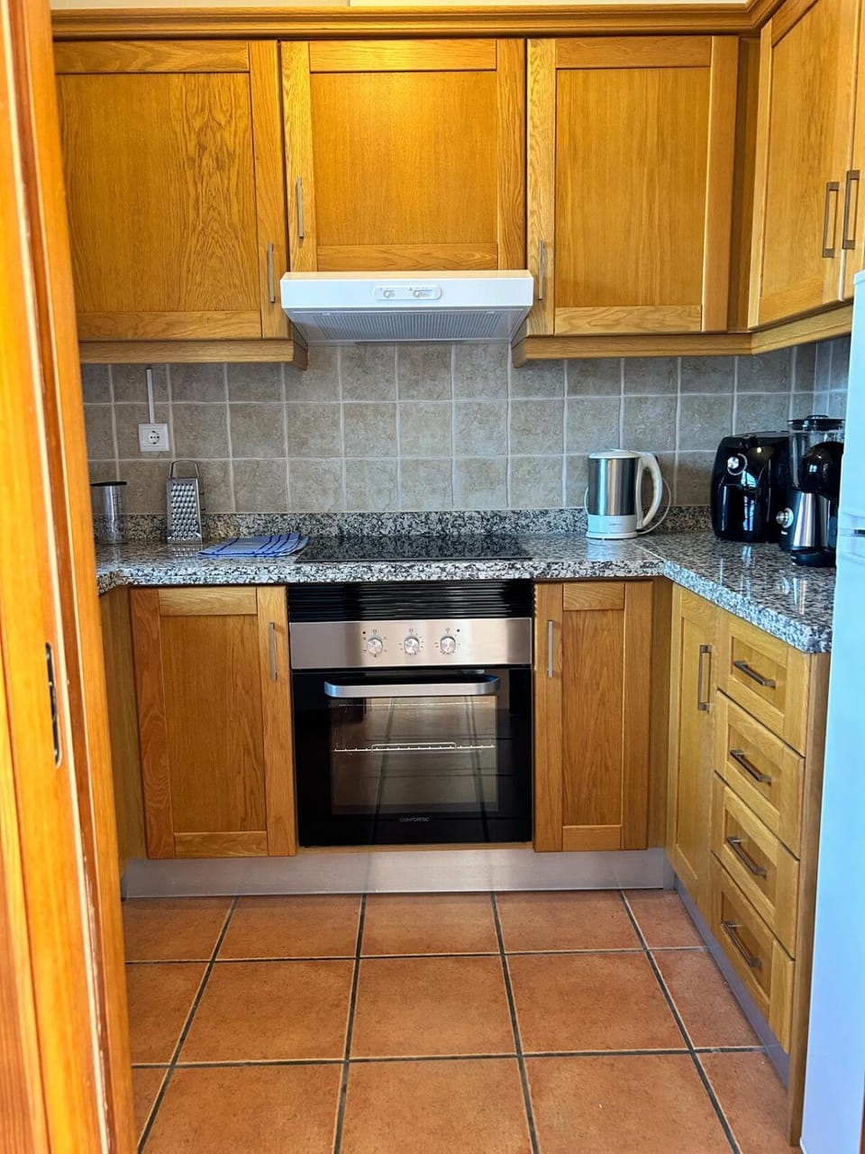 Coffee/tea facilities, Kitchen or kitchenette, stove, toaster