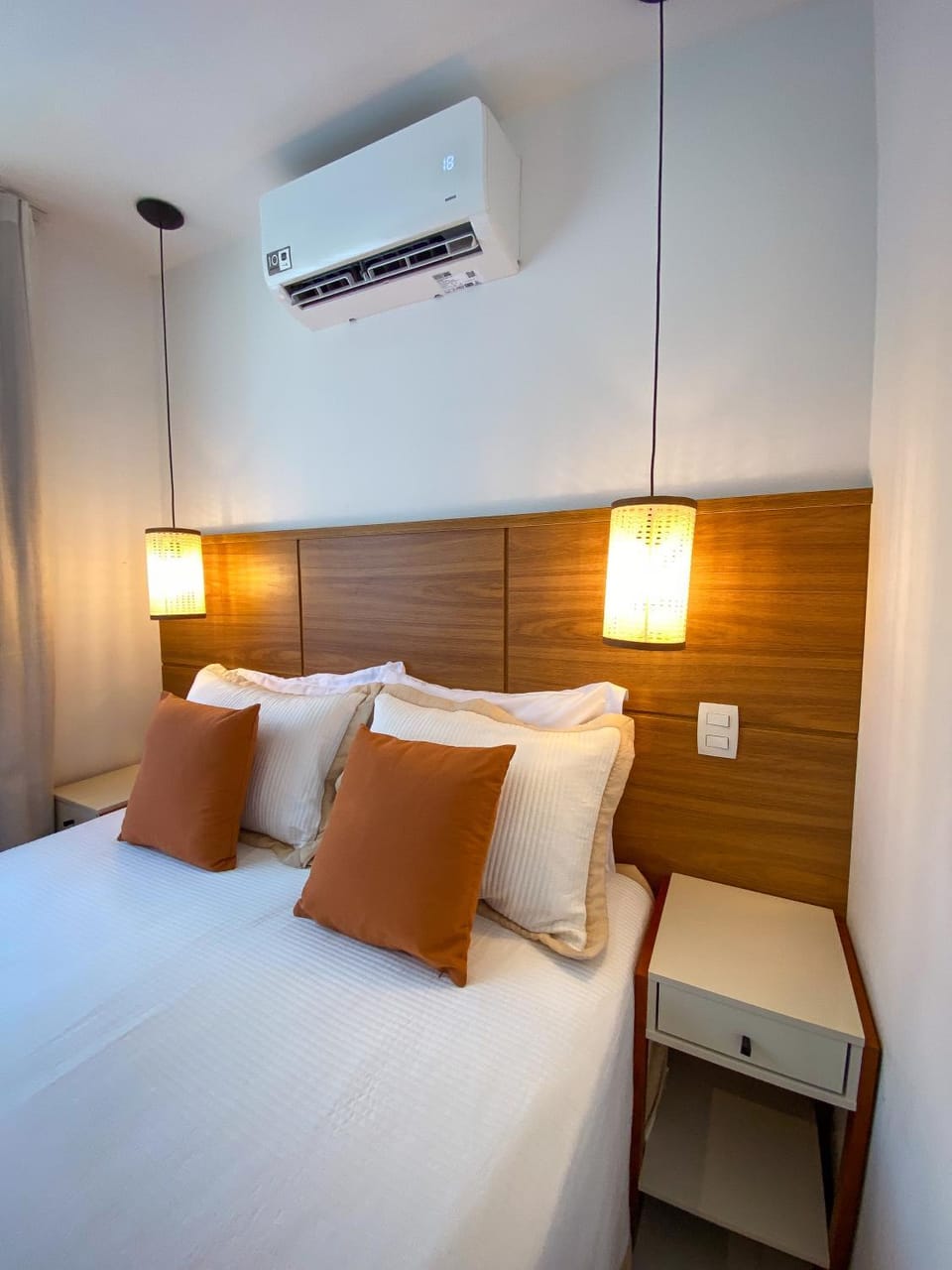 Bed, Bedroom, air conditioner