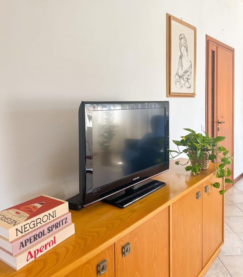 Communal lounge/ TV room, TV and multimedia