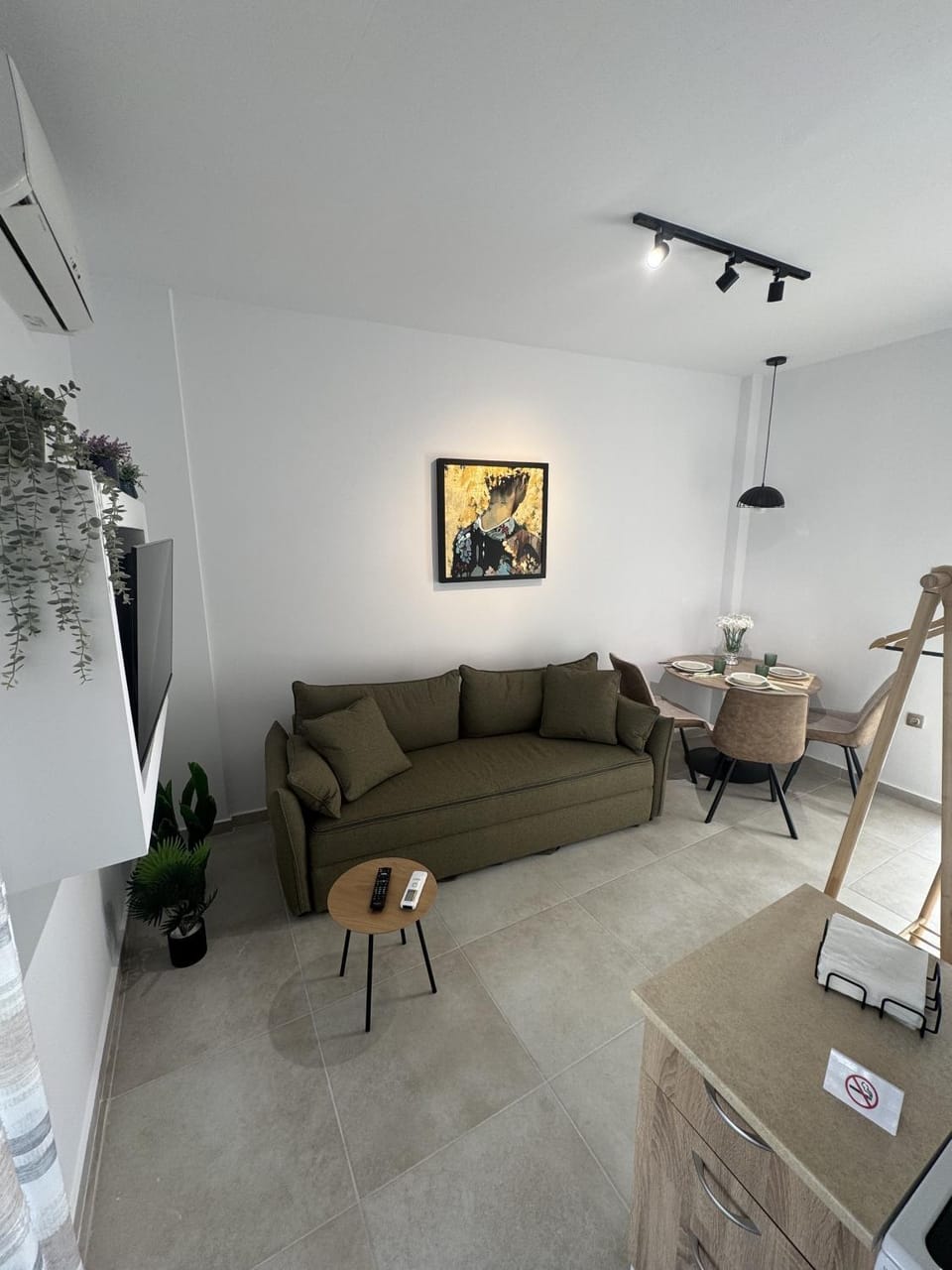 TV and multimedia, Living room, Seating area, Dining area