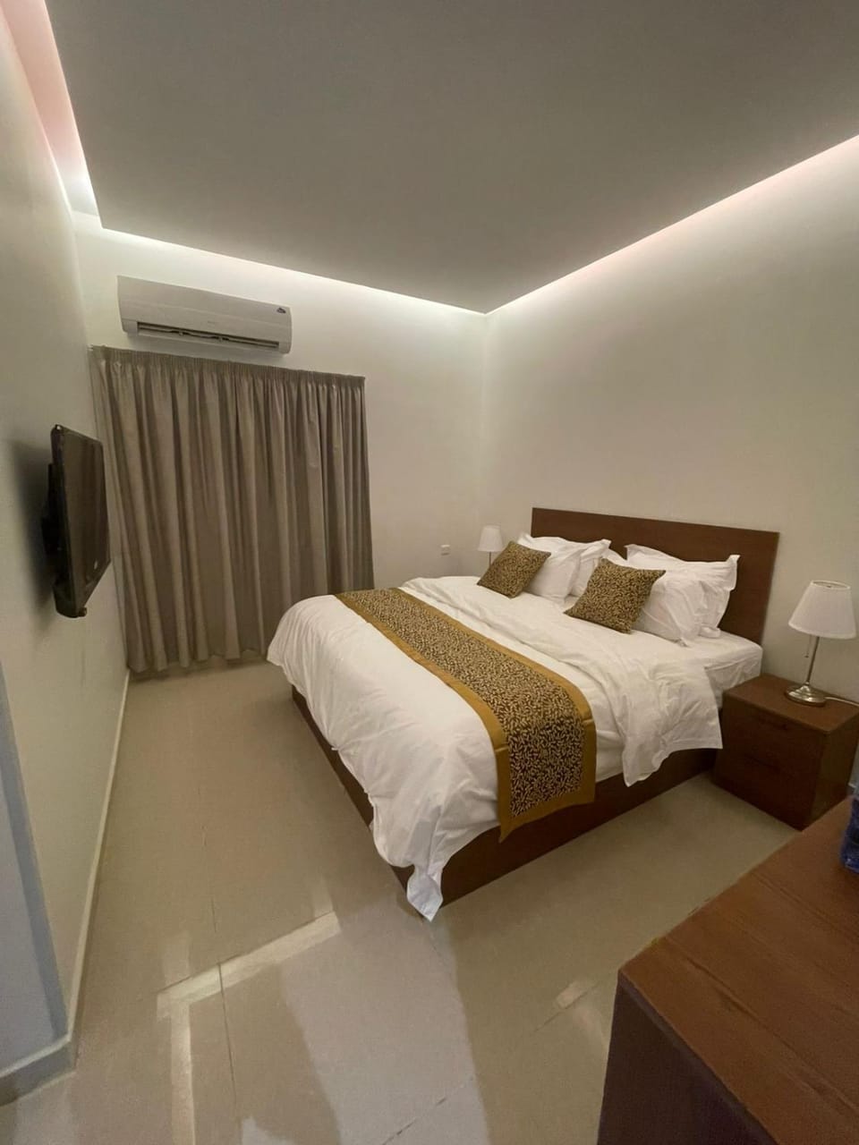 Bed, TV and multimedia, Photo of the whole room, Bedroom, towels