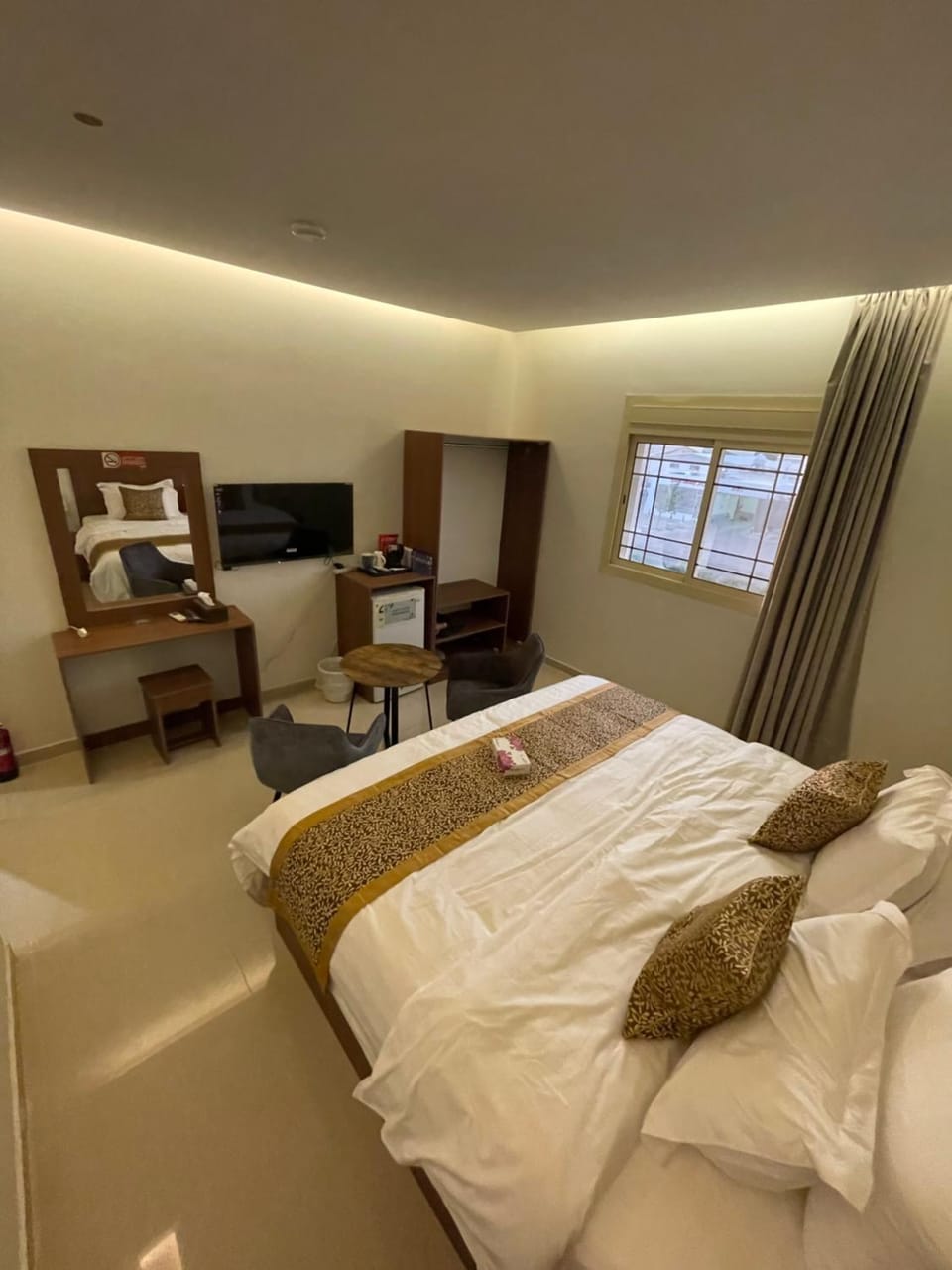 Bed, TV and multimedia, Photo of the whole room, Bedroom, towels