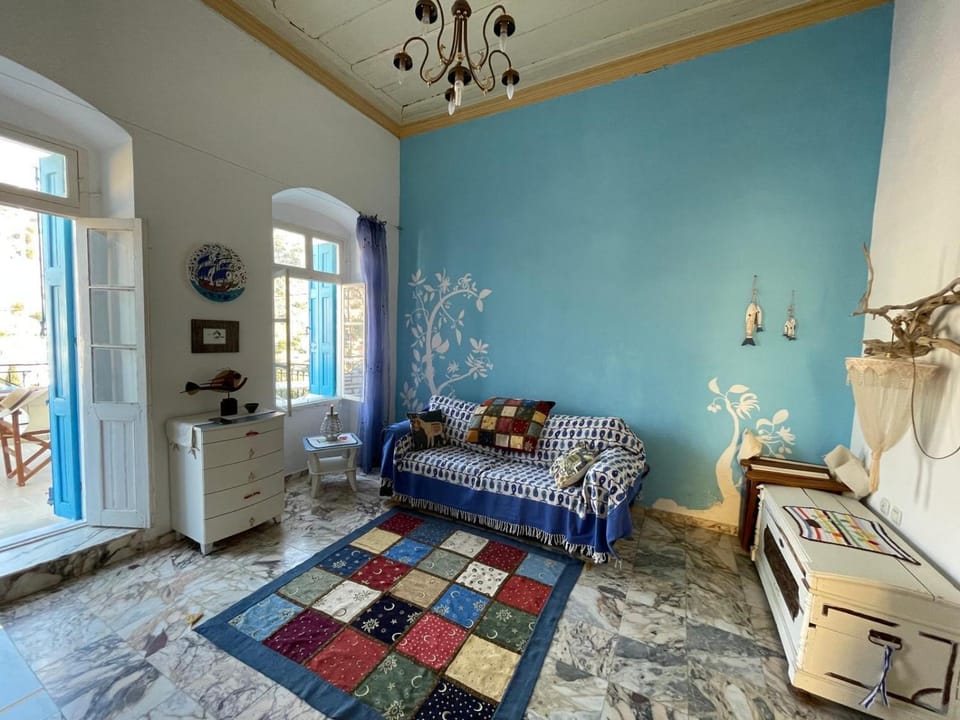 Bed, Living room, Photo of the whole room, Seating area, Bedroom