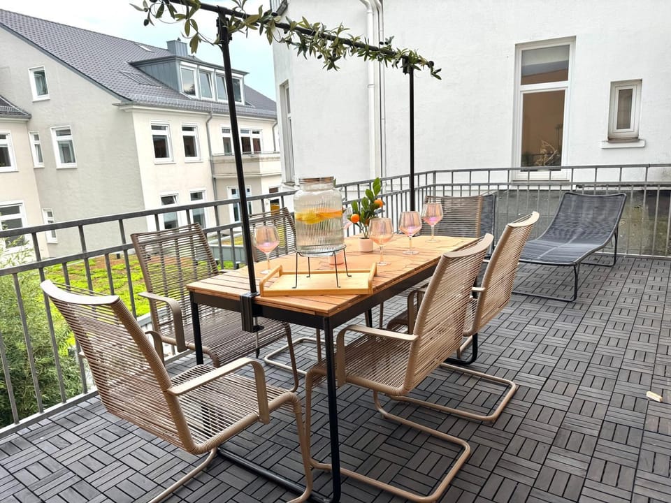 Property building, View (from property/room), Balcony/Terrace, Seating area, Dining area