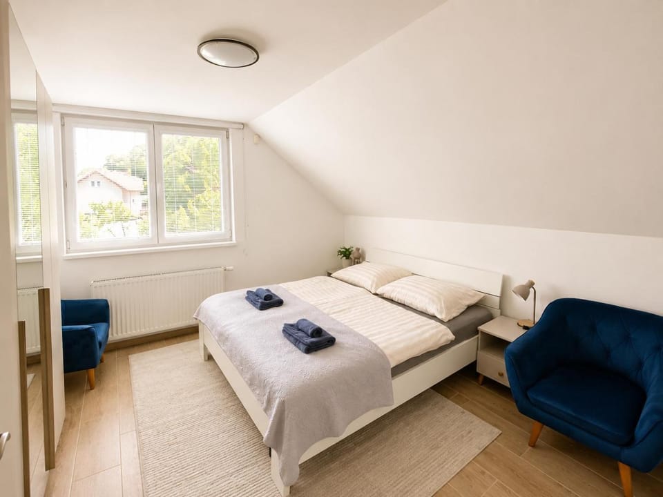 Bedroom, towels