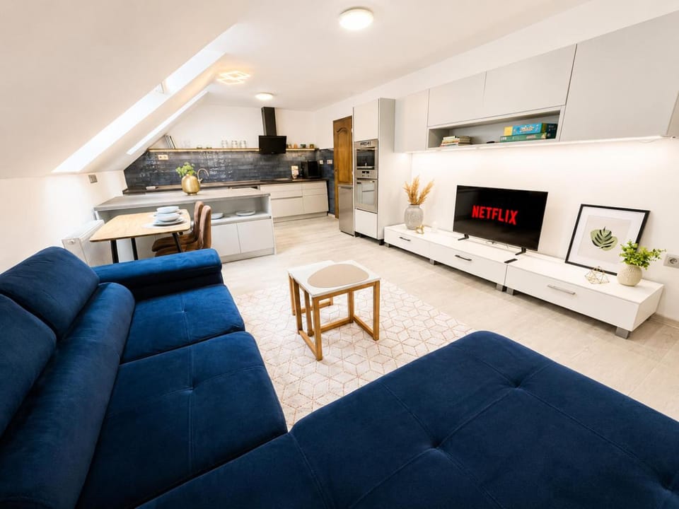 TV and multimedia, Kitchen or kitchenette, Living room, Seating area, Dining area