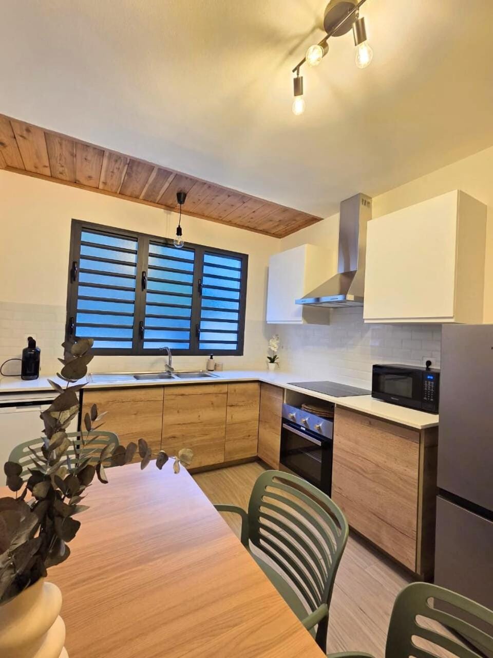 Kitchen or kitchenette, Dining area, stove