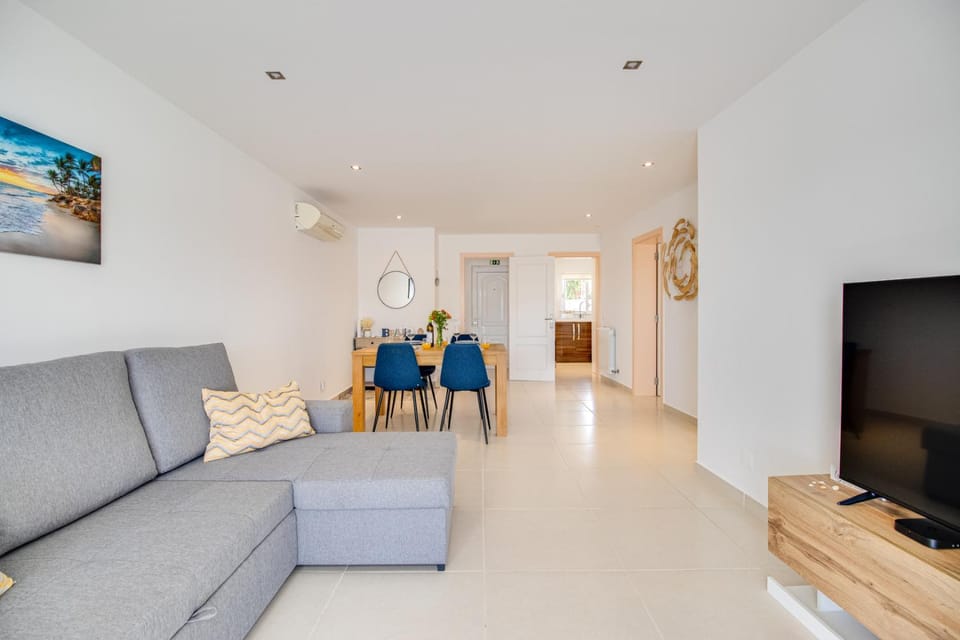 Communal lounge/ TV room, TV and multimedia, Living room, Seating area, Dining area, Evening entertainment, air conditioner