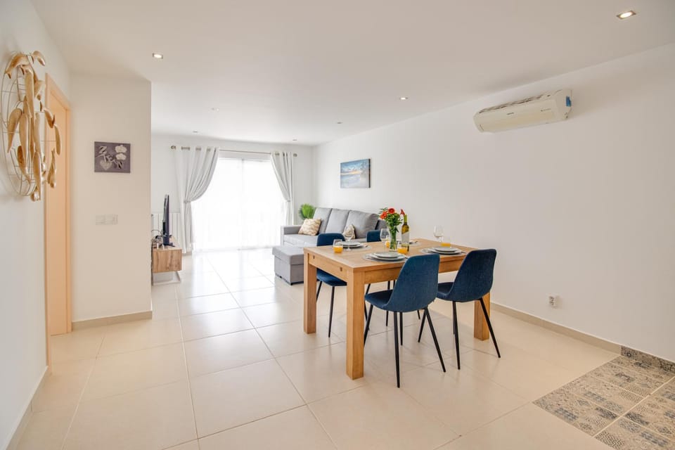 Living room, Seating area, Dining area, air conditioner